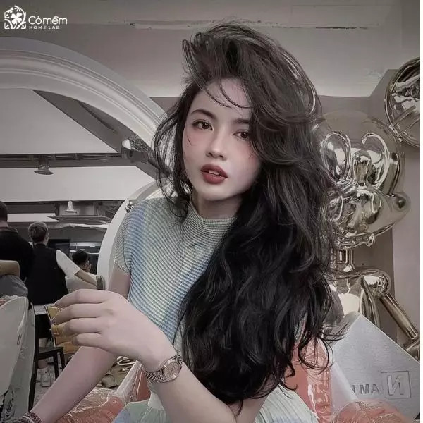 Kiểu tóc dài xoăn mái Pháp quyến rũ, sang trọng