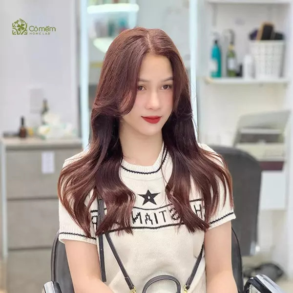 Kiểu tóc dài xoăn nhẹ mái bay thanh thoát