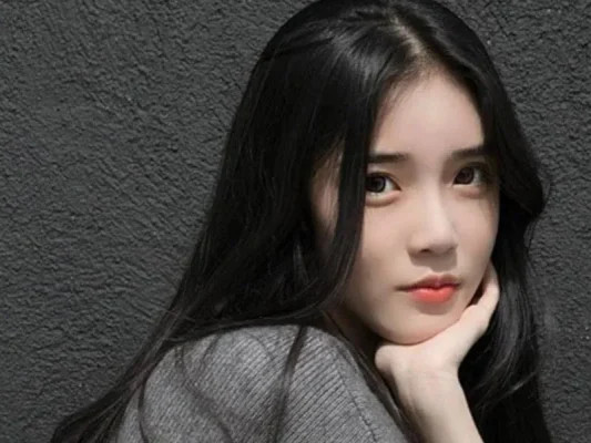 Kiểu tóc dài xoăn nhẹ phần đuôi giúp khuôn mặt tròn béo thanh thoát