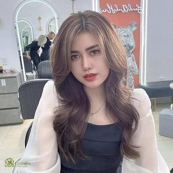 Kiểu tóc dài xoăn nhẹ với mái dài