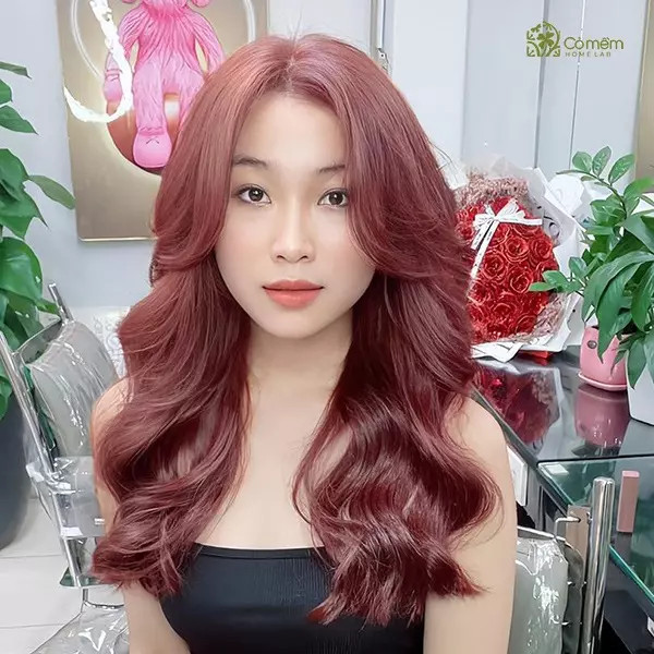 Kiểu tóc dài xoăn sóng lơi cho mặt tròn