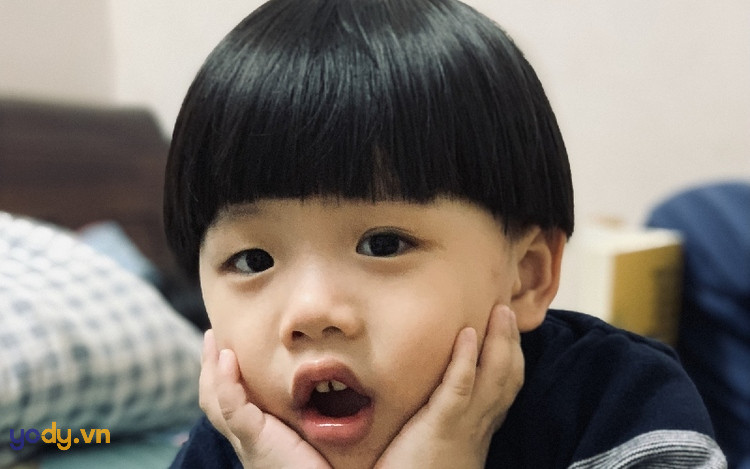 Kiểu tóc đầu nấm dễ thương cho bé trai 2-3 tuổi, tóc hơi thưa