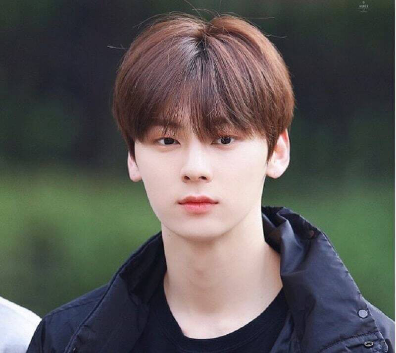 Kiểu tóc đầu nấm mang lại vẻ ngoài ngây thơ và trẻ trung, một phong cách tóc nam đẹp 2023 độc đáo