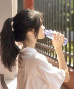 Kiểu tóc đẹp đi học cột đuôi ngựa cao năng động, trẻ trung