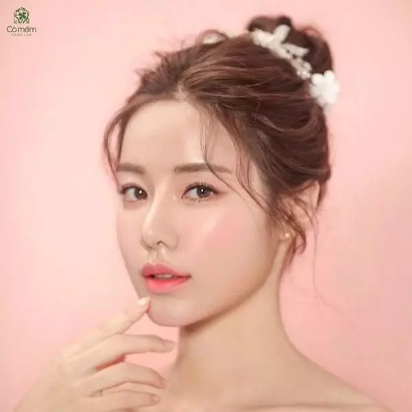 kiểu tóc đi tiệc cho mặt tròn búi cao đỉnh đầu