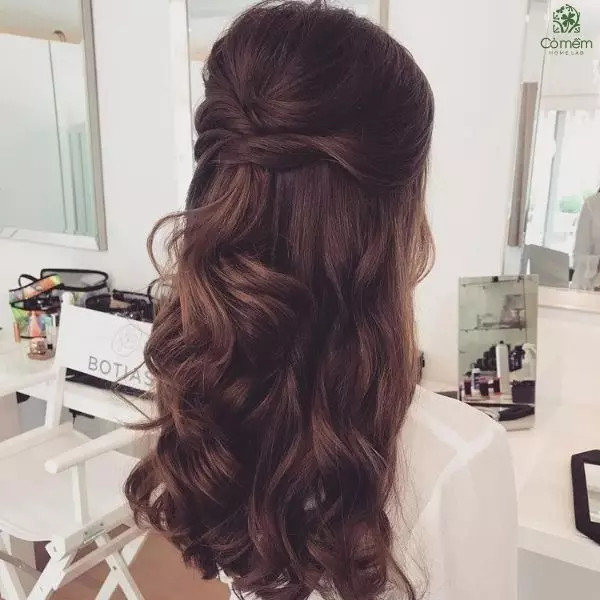 kiểu tóc đi tiệc cho mặt tròn buộc nửa đầu