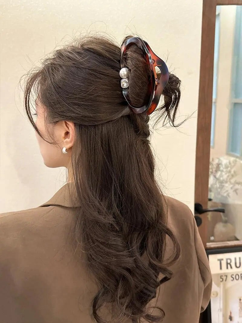 Kiểu tóc duỗi cụp đuôi dùng kẹp càng cua