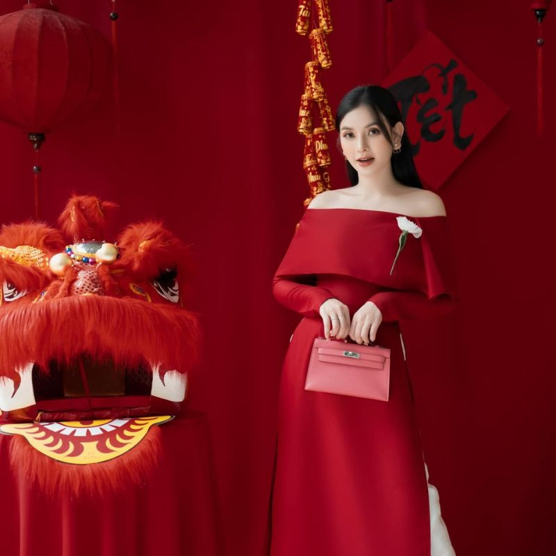 Kiểu tóc duỗi thẳng cột nửa đầu đơn giản nhưng vẫn thanh lịch, tôn lên bờ vai gợi cảm với áo dài trễ vai