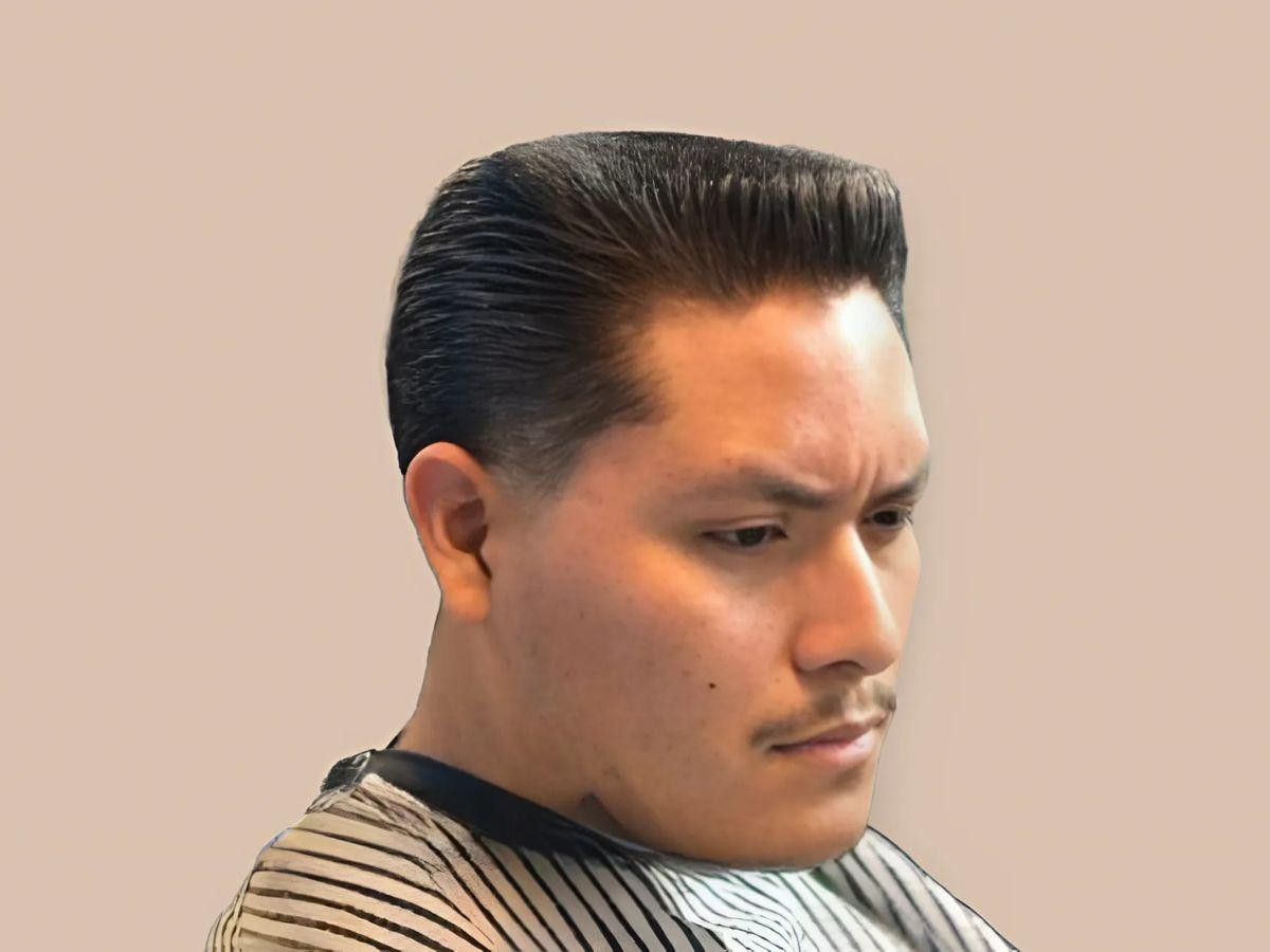 Kiểu tóc Flat Top, phần tóc trên đỉnh được cắt phẳng hoàn toàn, tạo khối vuông vắn, mạnh mẽ và độc đáo, một phong cách tóc quân đội nổi bật