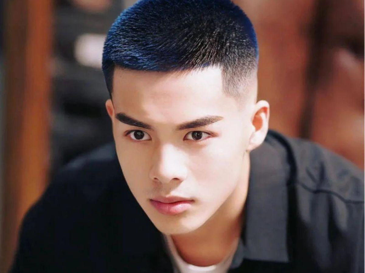 Kiểu tóc Fringed Crew Cut, hai bên và gáy cắt sát, phần mái trước trán được để hơi dài, tạo điểm nhấn mềm mại, là biến thể của tóc quân đội Mỹ