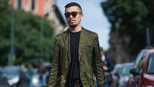 Kiểu tóc high and tight ngắn gọn gàng, phần tóc trên đỉnh đầu được tạo texture nhẹ, mang lại vẻ trẻ trung và sành điệu cho phái mạnh.