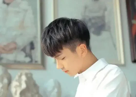 Kiểu tóc layer bung Textured Crop cho nam trẻ trung
