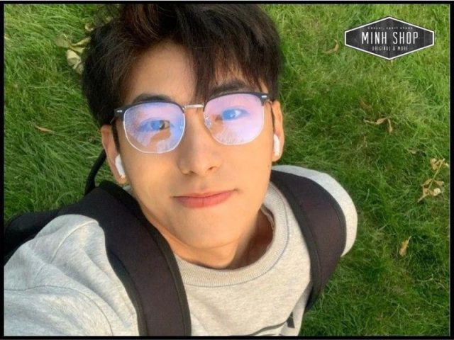 Kiểu tóc layer Hàn Quốc trẻ trung dành cho nam giới đeo kính cận