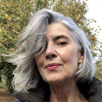 Kiểu tóc layer ngắn trẻ trung với màu bạc óng ả, phần mái bay nhẹ nhàng