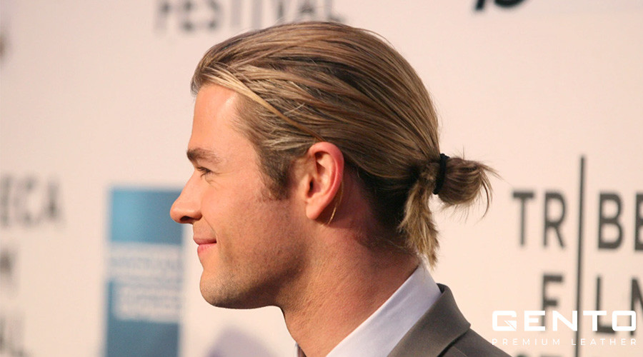 Kiểu tóc low manbun nam búi thấp phía sau gáy, mang phong thái thư thái, cổ điển.
