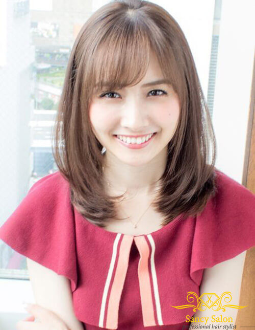 Kiểu tóc lửng nữ tỉa layer uốn cụp đuôi mang phong cách hiện đại