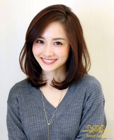 Kiểu tóc lửng nữ uốn cụp chữ C mái chéo lệch kết hợp nhuộm nâu socola