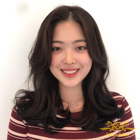 Kiểu tóc lửng nữ uốn xoăn hai mái phong cách Hàn Quốc