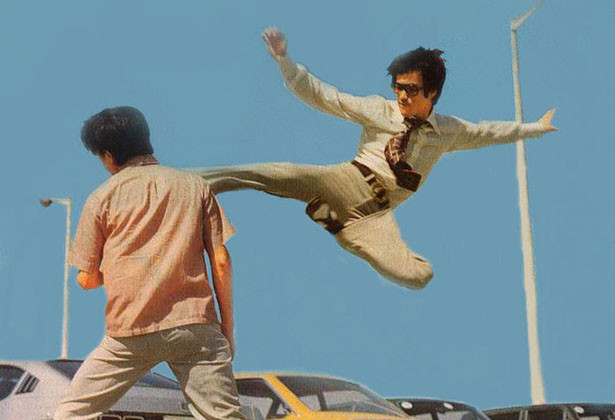 Kiểu tóc Lý Tiểu Long mạnh mẽ và đôi mắt sắc bén