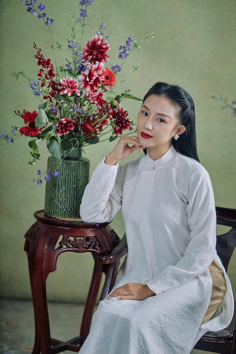 Kiểu tóc mặc áo dài đẹp bên hoa Tết