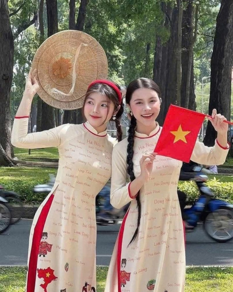 Kiểu tóc mặc áo dài đẹp chụp cờ Tổ quốc