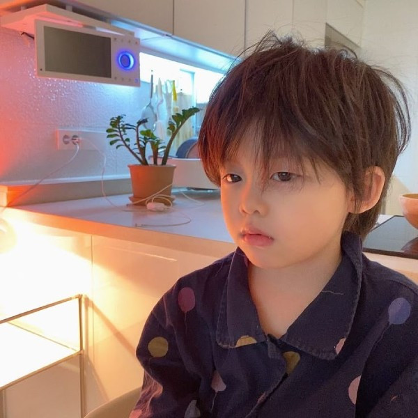 Kiểu tóc mái dài Hàn Quốc dịu dàng cho bé trai