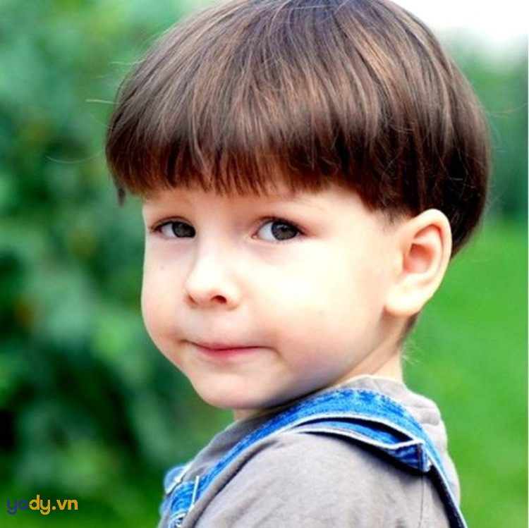 Kiểu tóc mái dài tỉa textured hiện đại cho bé trai 3 tuổi