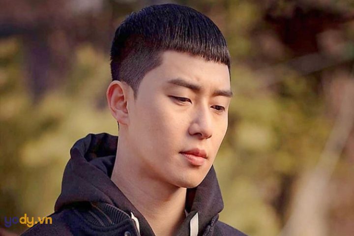 Kiểu tóc mái ngố đặc trưng của Park Seo Joon trong Itaewon Class, biểu tượng của sự kiên định.