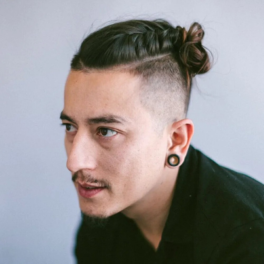 Kiểu tóc Man Bun lãng tử, phù hợp cho nam giới có tóc dài muốn che hói đỉnh đầu