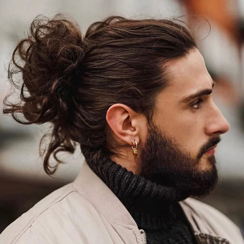 Kiểu tóc Man Bun lãng tử, thích hợp cho tóc dài, mang đến vẻ phong trần và nghệ sĩ cho phái mạnh, một kiểu tóc nam đẹp 2023