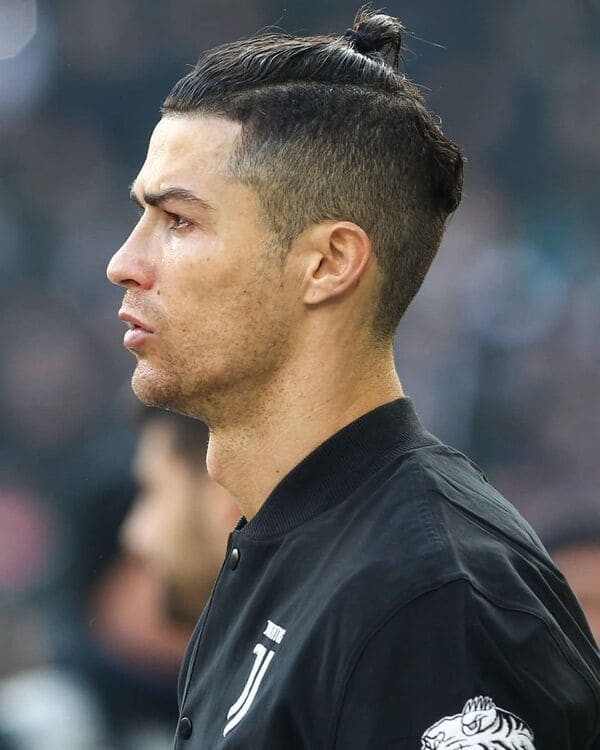 Kiểu tóc Man Bun phong trần của Ronaldo
