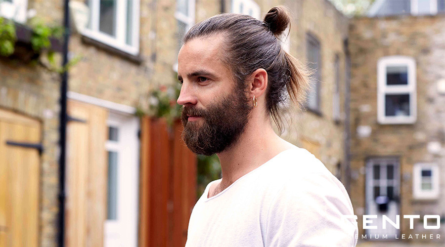 Kiểu tóc manbun nam kết hợp râu quai nón, tạo phong cách hipster nam tính, phong trần.