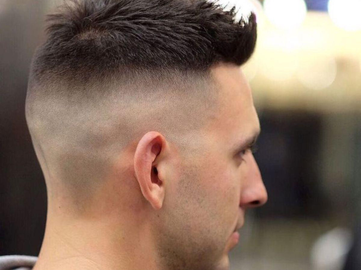 Kiểu tóc Marine Fade, phần tóc đỉnh ngắn kết hợp với kỹ thuật fade cao, tạo sự chuyển tiếp mượt mà và hiện đại, thể hiện phong cách tóc quân đội Mỹ
