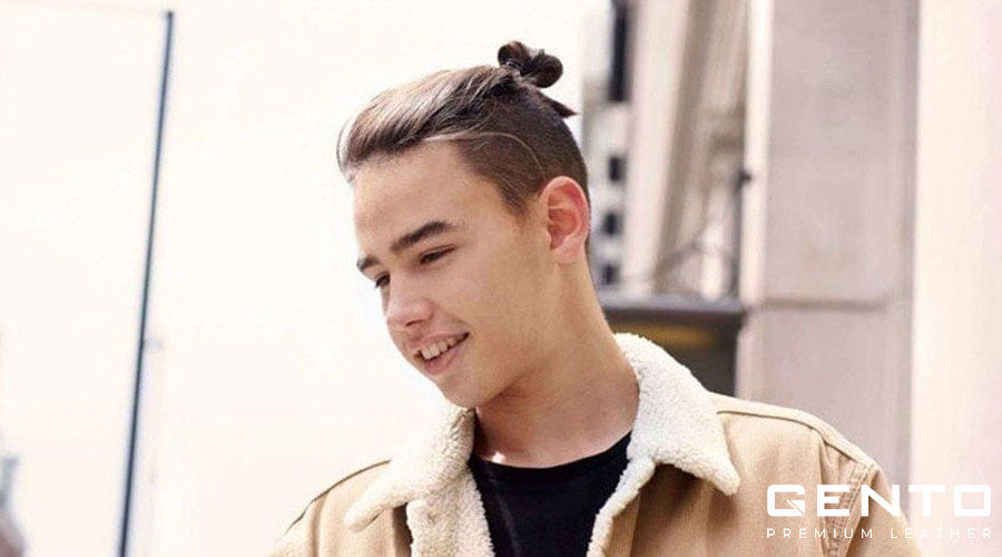 Kiểu tóc mini manbun nam, búi nhỏ gọn gàng, lý tưởng cho những người mới bắt đầu nuôi tóc dài.
