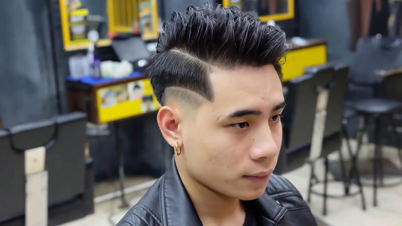 Kiểu tóc Mohawk (Mohican) độc đáo, mạnh mẽ, biểu tượng cho phong cách cá tính của con trai.