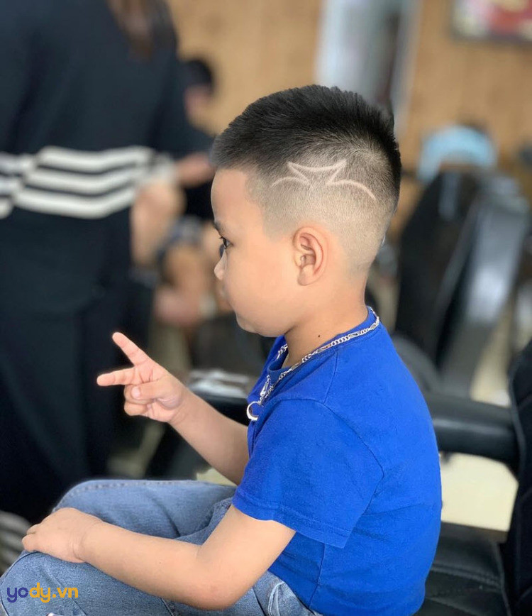 Kiểu tóc Mohican cách điệu cho bé trai 3 tuổi, tóc đen