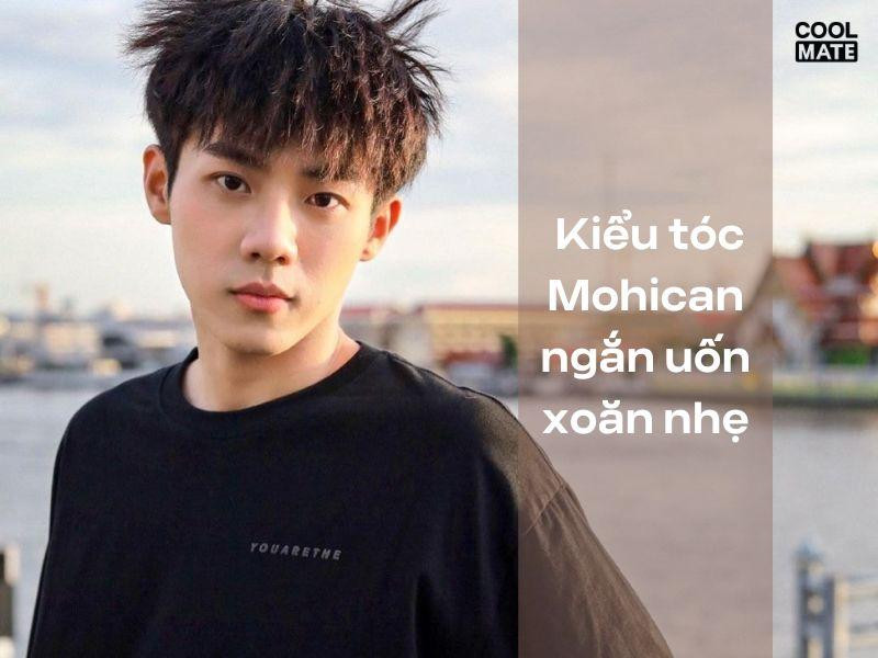Kiểu tóc Mohican dài uốn xoăn nhẹ nhàng, phù hợp với mặt tròn để tăng vẻ bồng bềnh và che khuyết điểm