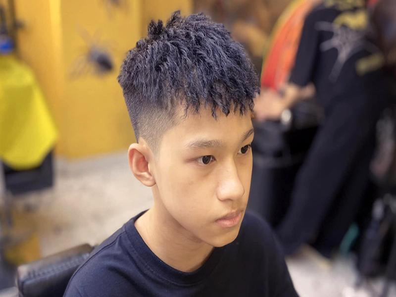 Kiểu tóc Mohican ngắn uốn con sâu đầy cá tính