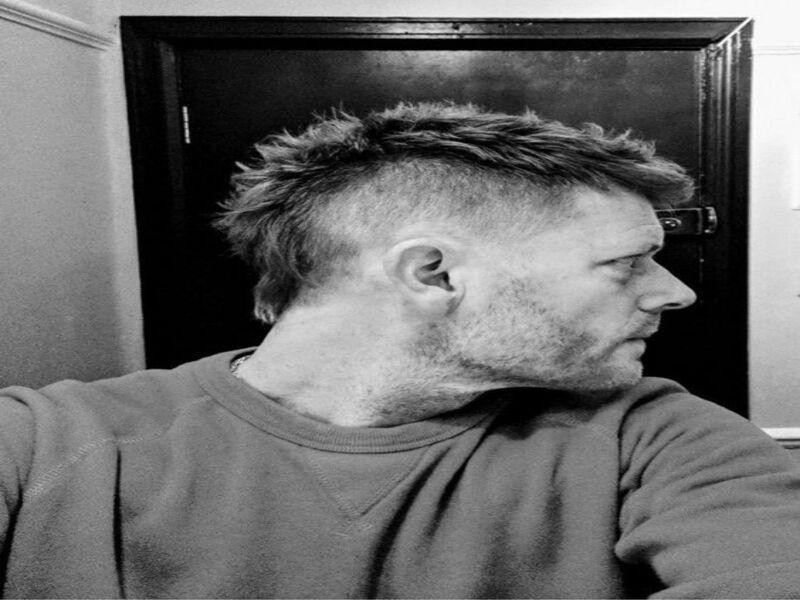 Kiểu tóc Mohican ngắn uốn xoăn nhẹ nhàng và lãng tử