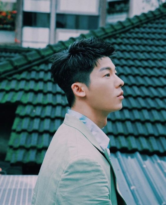 Kiểu tóc Mohican với phần tóc giữa vuốt dựng, thể hiện cá tính mạnh mẽ