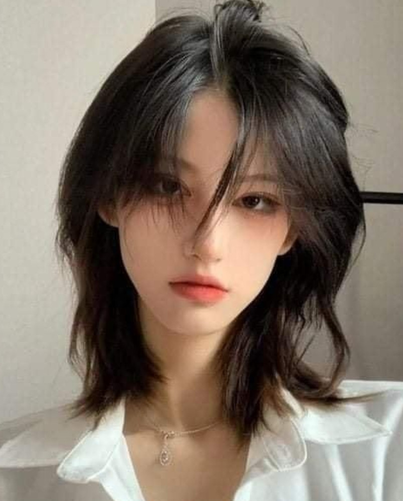 Kiểu tóc mullet cá tính, mang lại sự độc đáo và giúp mặt dài trông cân đối hơn
