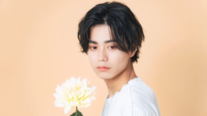 Kiểu tóc nam 5/5 lãng tử với mái rẽ giữa cân đối, tạo vẻ ngoài cuốn hút và lịch lãm.