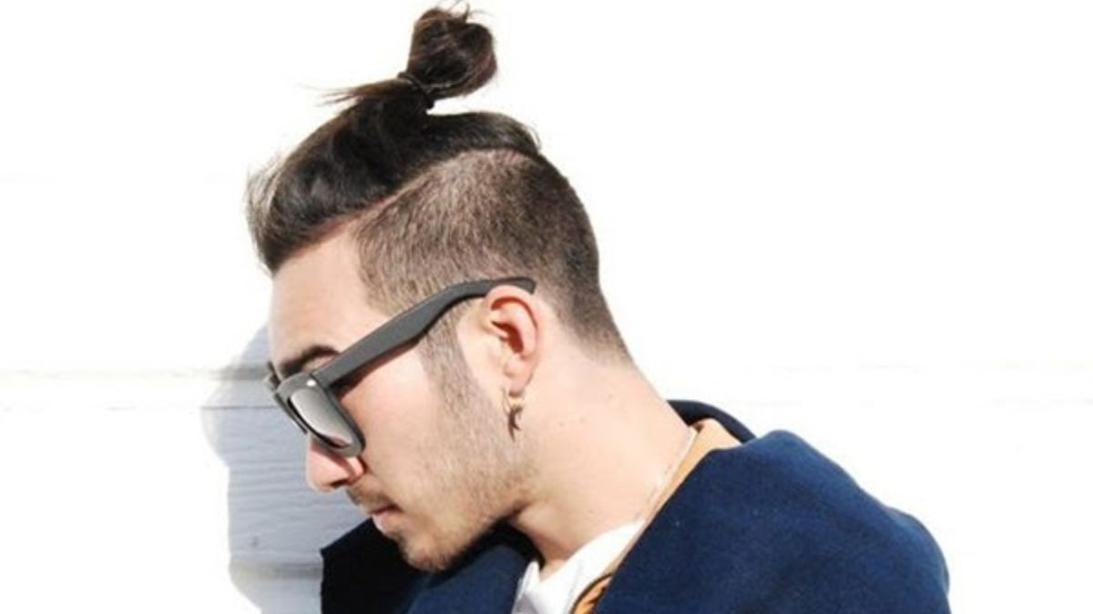 Kiểu tóc nam cắt hai bên buộc dài gọn gàng, tôn lên đường nét khuôn mặt
