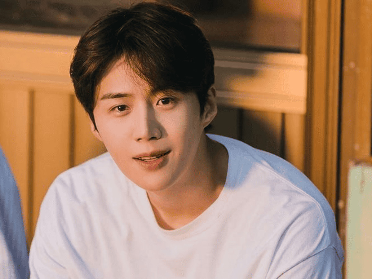 Kiểu tóc nam Hàn Quốc lãng tử với mái bay bổng và layer