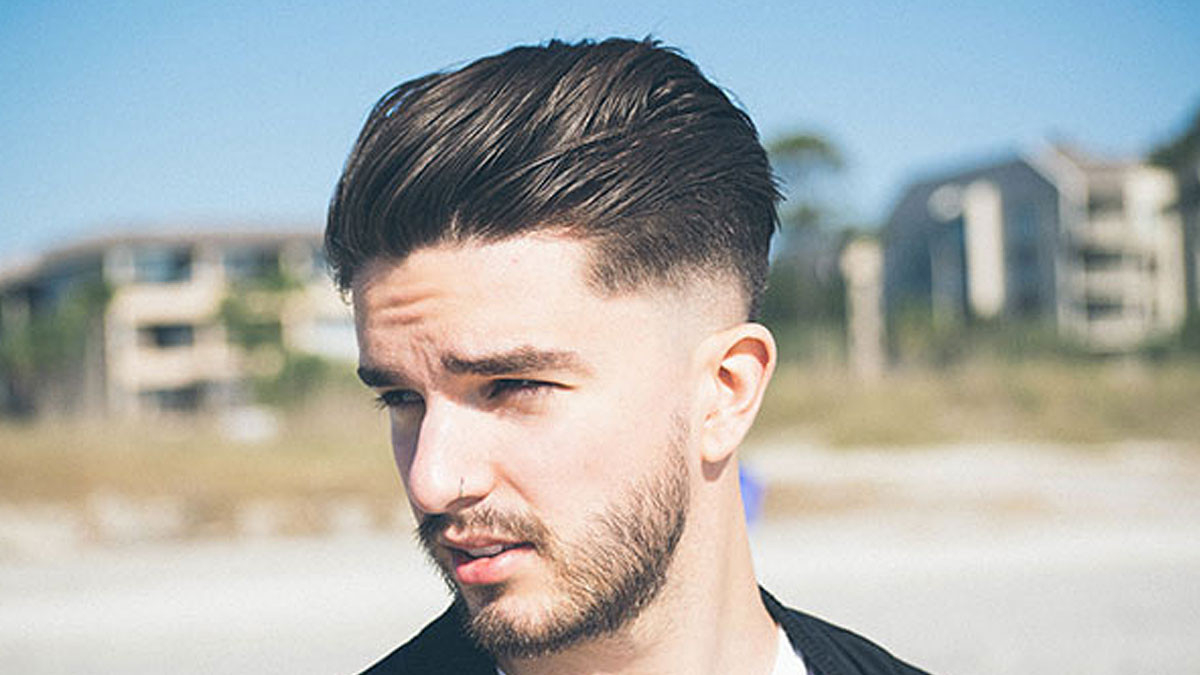 Kiểu tóc nam ngắn mặt tròn brushed up thể hiện phong cách tự tin