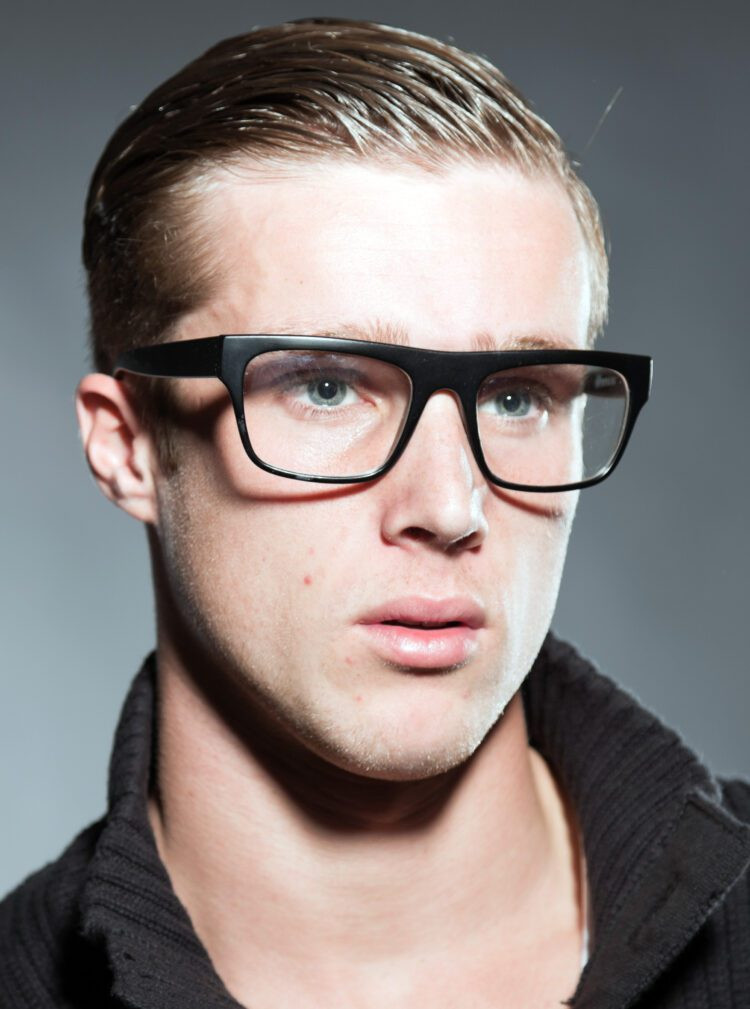 Kiểu tóc nam ngắn vuốt ngược Fury slicked back với temple fade cá tính