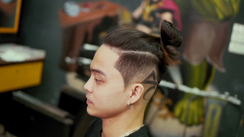Kiểu tóc nam Top Knot ngầu, điểm nhấn là phần tóc dài búi cao đầy chất riêng