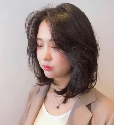 Kiểu tóc ngắn cụp tự nhiên cho mặt vuông