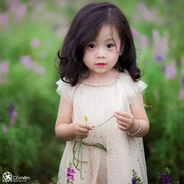 Kiểu tóc ngắn gợn sóng cho bé gái