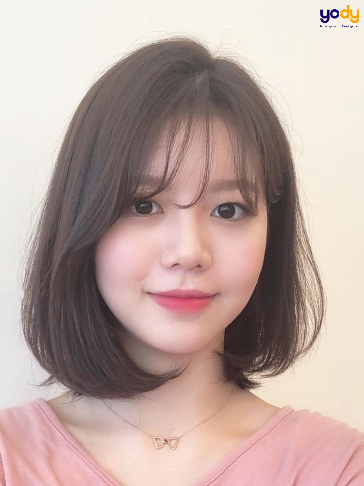 Kiểu tóc ngắn layer mái thưa giúp che khuyết điểm hiệu quả cho mặt tròn